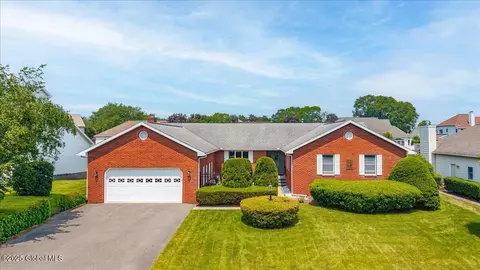 33 Woodridge Dr, Loudonville, NY 12211