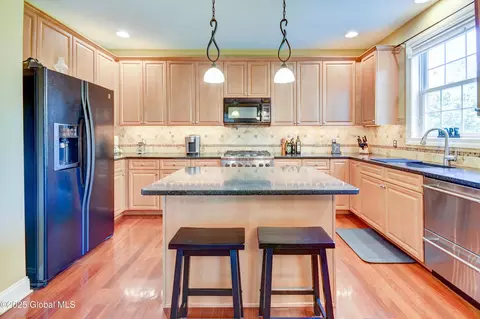 Kitchen - 33 Joyous Ln, Glenville, NY 12302 photo 4 of 5
