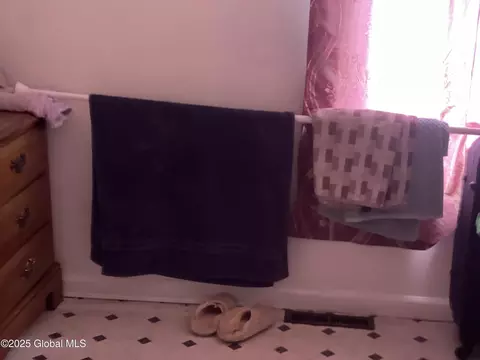 Bath - 869 Strong St, Schenectady, NY 12307 photo 2 of 4