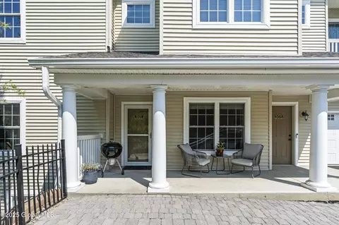 501 Vly Pointe Dr, Niskayuna, NY 12309