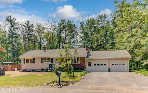 8 Birchtree Ln, Ballston Spa, NY 12020