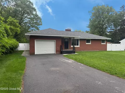 10 Kasper Dr, Loudonville, NY 12211