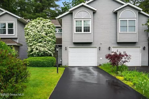 517 Highwood Cir, Albany, NY 12203