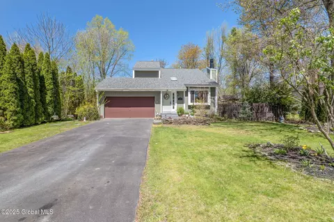 28 Carolanne Dr, Delmar, NY 12054