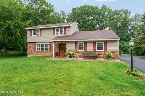 32 Cedarwood Dr, Ballston Lake, NY 12019