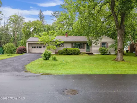 27 Groesbeck Pl, Delmar, NY 12054
