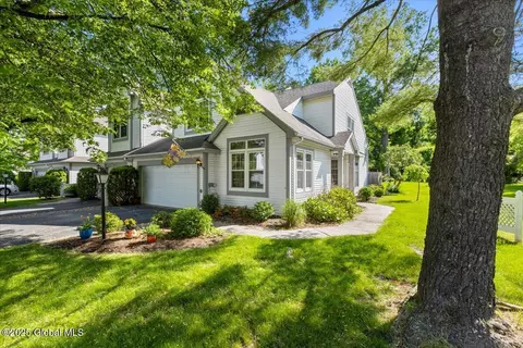 10 Malibu Hl, Rensselaer, NY 12144