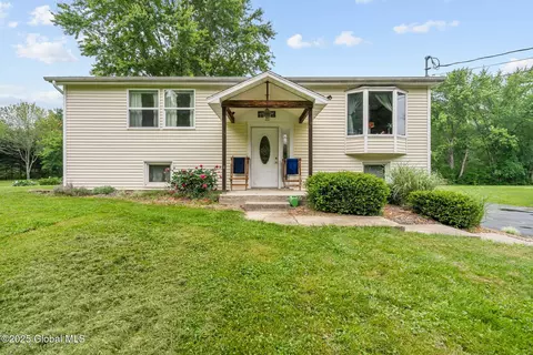 13 Willow Ln, Mechanicville, NY 12118