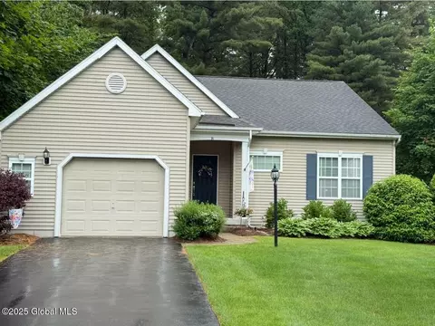 8 Hawthorn Dr, South Glens Falls, NY 12803