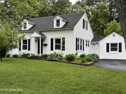 1922 Regent St, Niskayuna, NY 12309