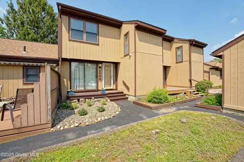 1504 Huntington Ct, East Greenbush, NY 12061