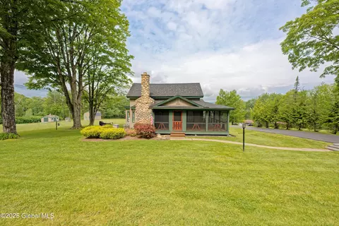 407 Lakeview Rd, Broadalbin, NY 12025