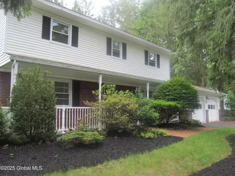 30 Pinehurst Dr, Clifton Park, NY 12065