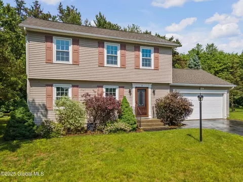 3 Oaks Ct, Albany, NY 12203