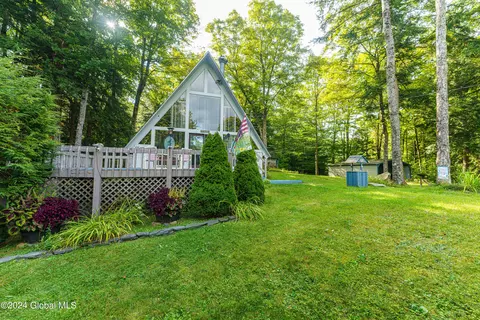 17 Oak Cir, Day, NY 12835