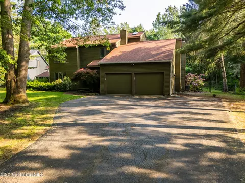 13 Robinwood Dr, Clifton Park, NY 12065