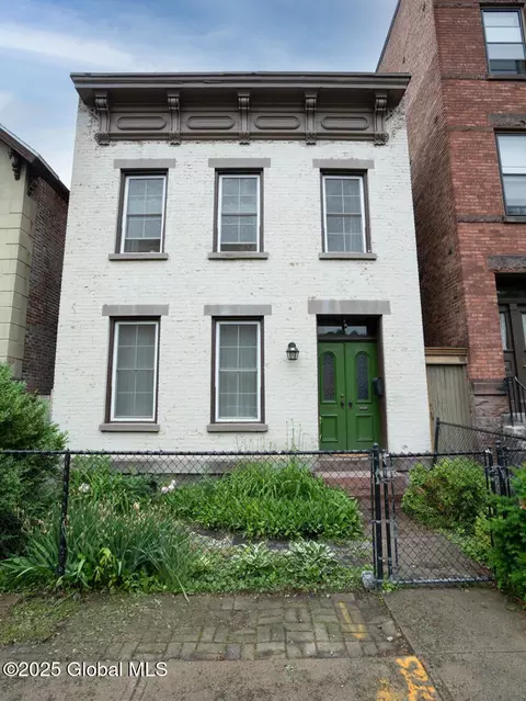 409 3rd St, Troy, NY 12180