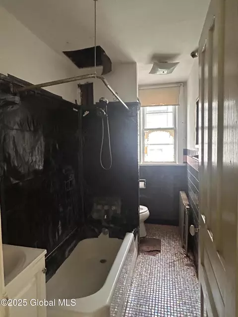 Bath - 429 Third St, Schenectady, NY 12306 photo 1 of 3