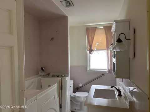 Bath - 429 Third St, Schenectady, NY 12306 photo 3 of 3