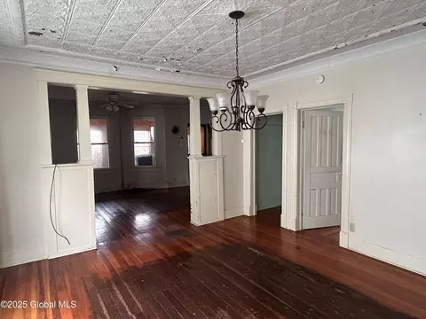 Dining - 429 Third St, Schenectady, NY 12306 photo 1 of 2