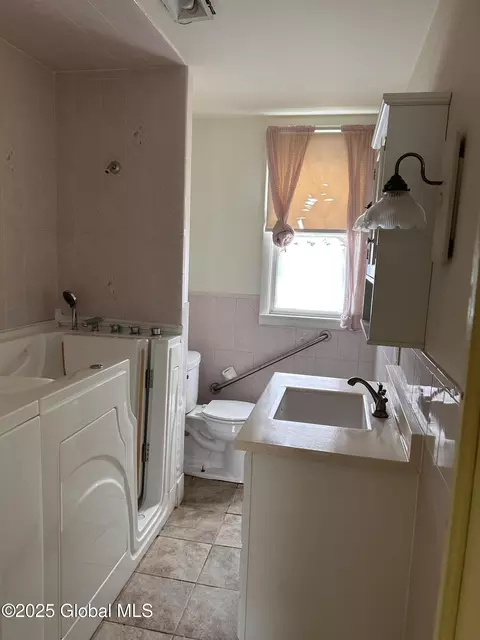 Bath - 429 Third St, Schenectady, NY 12306 photo 2 of 3