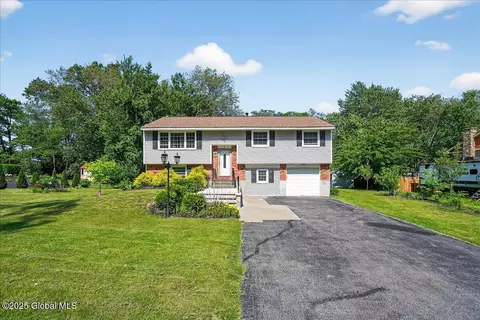 5 Bayberry Dr, Clifton Park, NY 12065