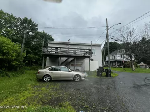 18 Railroad Ave, Berlin, NY 12022