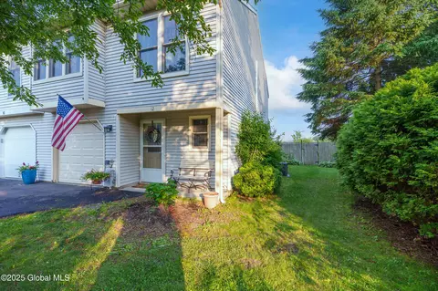 12 Kimberly Ct, Clifton Park, NY 12065