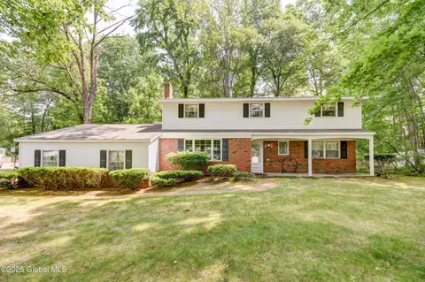 15 Garrison Ln, Ballston Lake, NY 12019
