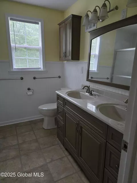 Bath - 33 Ridgewood Ln, Glenville, NY 12302 photo 3 of 3