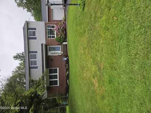33 Ridgewood Ln, Glenville, NY 12302