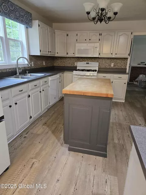 Kitchen - 33 Ridgewood Ln, Glenville, NY 12302 photo 1 of 2