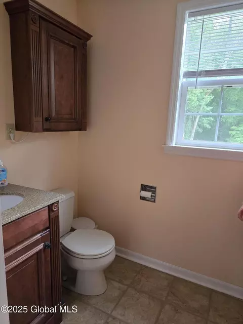 Bath - 33 Ridgewood Ln, Glenville, NY 12302 photo 2 of 3