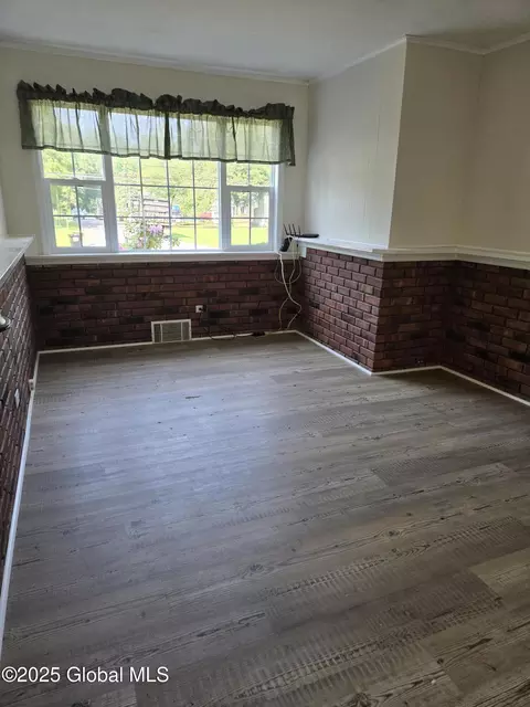 Living - 33 Ridgewood Ln, Glenville, NY 12302 photo 1 of 2