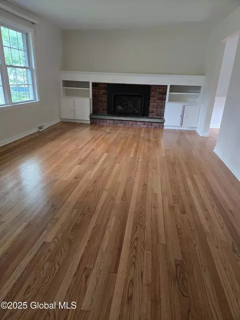Living - 33 Ridgewood Ln, Glenville, NY 12302 photo 2 of 2