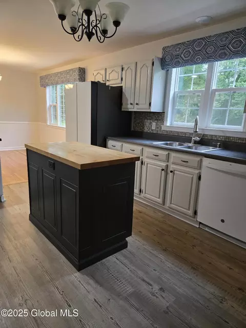 Kitchen - 33 Ridgewood Ln, Glenville, NY 12302 photo 2 of 2
