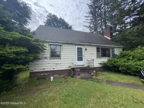 18 Meadowbrook Rd, Queensbury, NY 12804