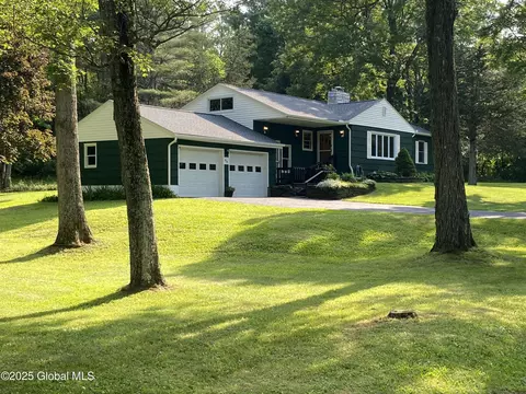 94 Dubois Ln, Rexford, NY 12148