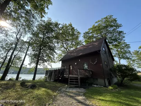 1038 Pratts Point Way, Argyle, NY 12809