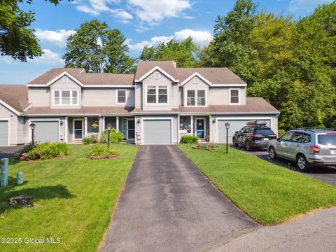 3 Washington Ln, Halfmoon, NY 12065