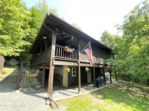 93 Forrest Trl, Sand Lake, NY 12153