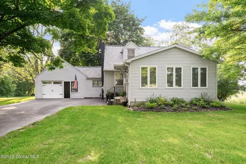 106 Ashdown Rd, Ballston Lake, NY 12019