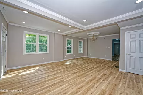 1095 Palmer Ave, Niskayuna, NY 12309