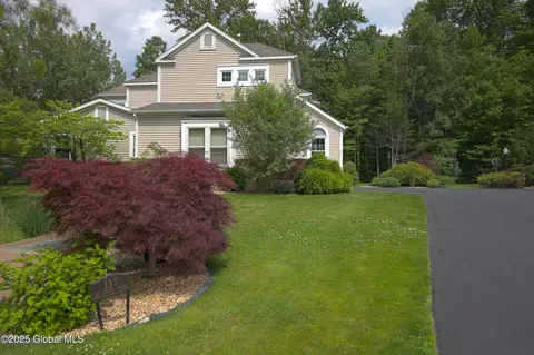 137 Killarney Dr, Niskayuna, NY 12309