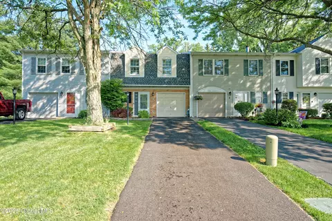5 Bridgewood Ln, Watervliet, NY 12189