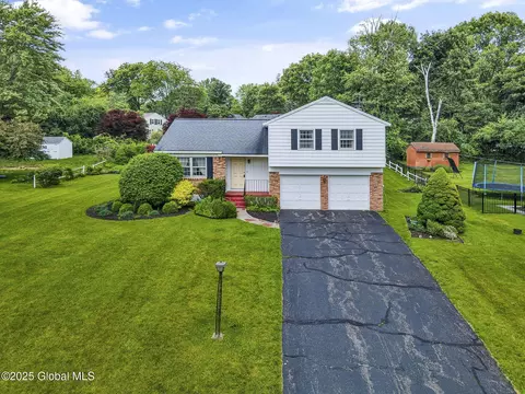 35 Heritage Pkwy, Glenville, NY 12302