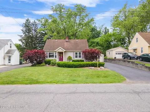 9 Carol Ann Dr, Colonie, NY 12205
