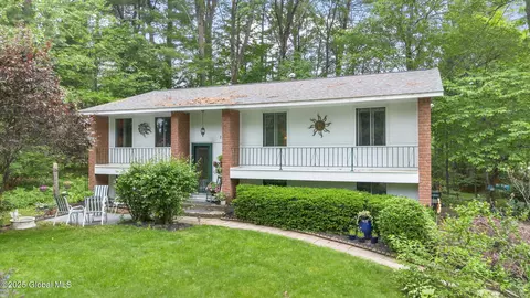 22 Sylvan Ct, Clifton Park, NY 12065