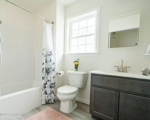 Bath - 418 Summit Ave, Schenectady, NY 12307 photo 2 of 3