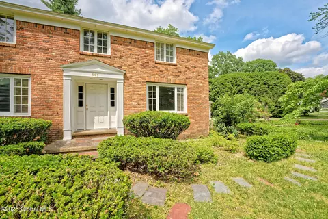 805 Karenwald Ln, Schenectady, NY 12309